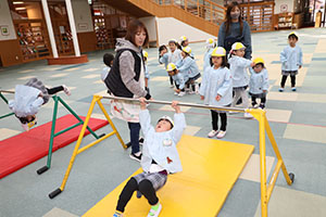 鉄棒にチャレンジ！　ぱんだ