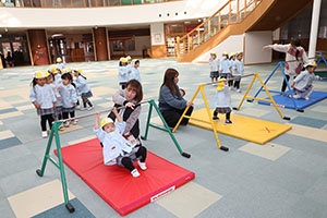 鉄棒にチャレンジ！　ぱんだ