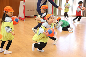 ヴィアティン三重　サッカー教室が開かれました　E・全クラス集合写真