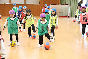 ヴィアティン三重　サッカー教室が開かれました　C・D