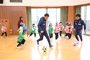 ヴィアティン三重　サッカー教室が開かれました　C・D