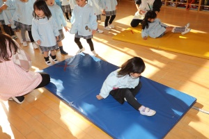 前回り（でんぐり返し）　頑張ったね！　りす