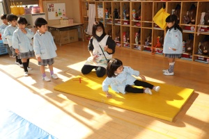 前回り（でんぐり返し）　頑張ったね！　りす