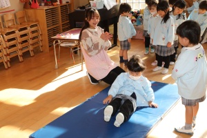 前回り（でんぐり返し）　頑張ったね！　りす