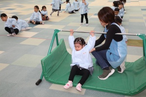 鉄棒頑張っています　こあら