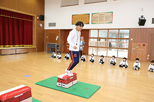 体操教室 　ー跳び箱ー　ことり