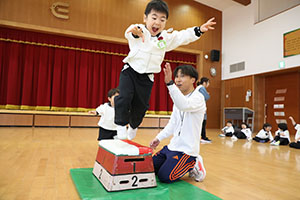 体操教室 　ー跳び箱ー　ことり