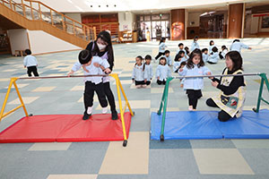 鉄棒頑張っています　きりん