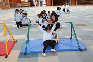 鉄棒頑張っています　きりん