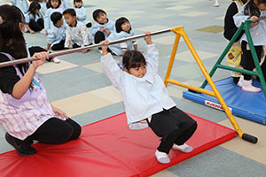 鉄棒頑張っています　きりん