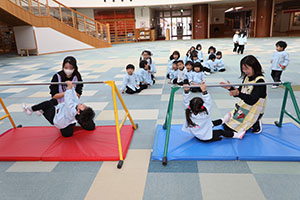 鉄棒頑張っています　きりん