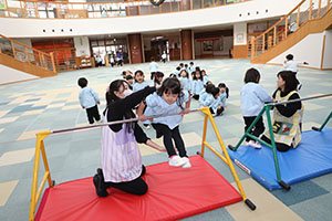 鉄棒頑張っています　きりん