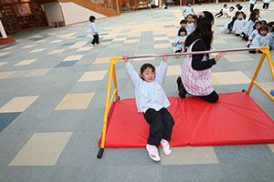 鉄棒頑張っています　きりん