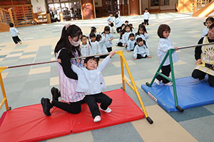 鉄棒頑張っています　きりん