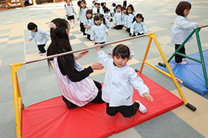 鉄棒頑張っています　きりん