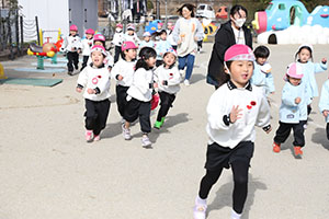 マラソン頑張っています　ひよこ・りす・うさぎ・ばら