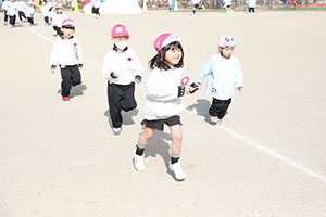 マラソン頑張っています　ひよこ・りす・うさぎ・ばら