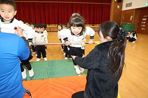 体操教室　ー鉄棒ー　きりん