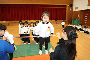 体操教室　ー鉄棒ー　きりん