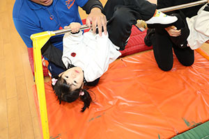 体操教室　ー鉄棒ー　きりん