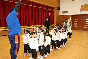 体操教室　ー鉄棒ー　きりん