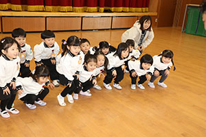 体操教室　ー鉄棒ー　きりん