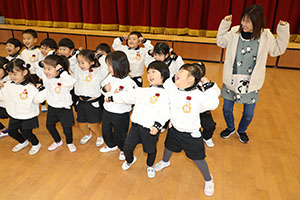 体操教室　ー鉄棒ー　きりん