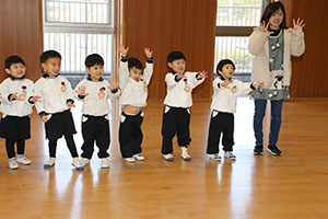 体操教室　ー鉄棒ー　きりん