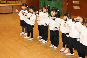 体操教室　ー鉄棒ー　きりん