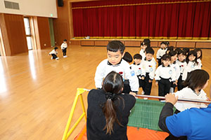 体操教室　ー鉄棒ー　こあら