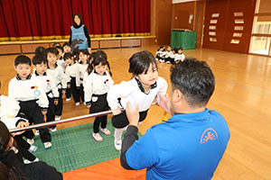 体操教室　ー鉄棒ー　こあら