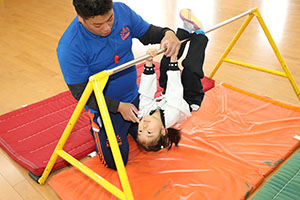 体操教室　ー鉄棒ー　こあら