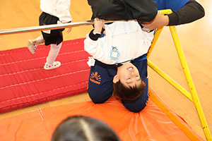 体操教室　ー鉄棒ー　こあら