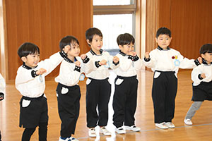 体操教室　ー鉄棒ー　こあら