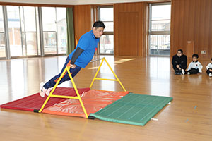 体操教室　ー鉄棒ー　こあら