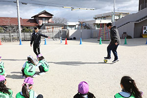 サッカー教室が開かれました　C