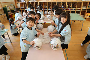 張り子の制作　すみれ