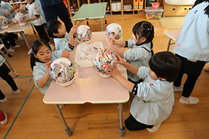 張り子の制作　すみれ