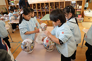 張り子の制作　すみれ