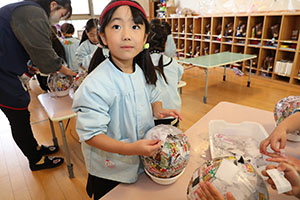 張り子の制作　すみれ