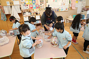 張り子の制作　すみれ