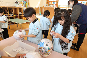 張り子の制作　すみれ