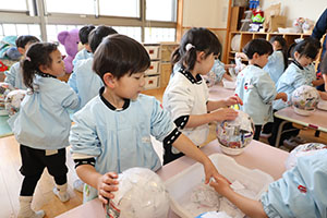 張り子の制作　すみれ