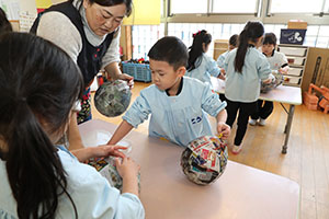 張り子の制作　ばら