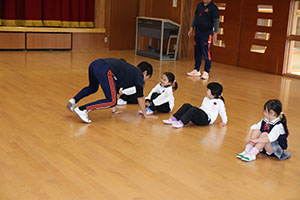 体操教室　－鉄棒ー　うさぎ