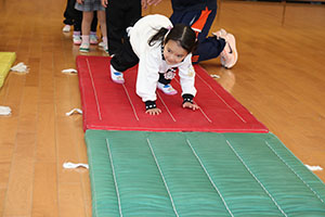 体操教室　－鉄棒ー　うさぎ