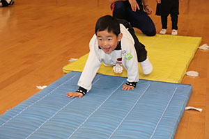 体操教室　－鉄棒ー　うさぎ