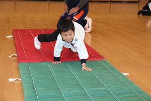 体操教室　－鉄棒ー　うさぎ