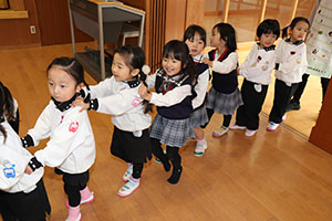 体操教室　－鉄棒ー　うさぎ