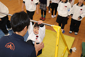 体操教室　－鉄棒ー　うさぎ